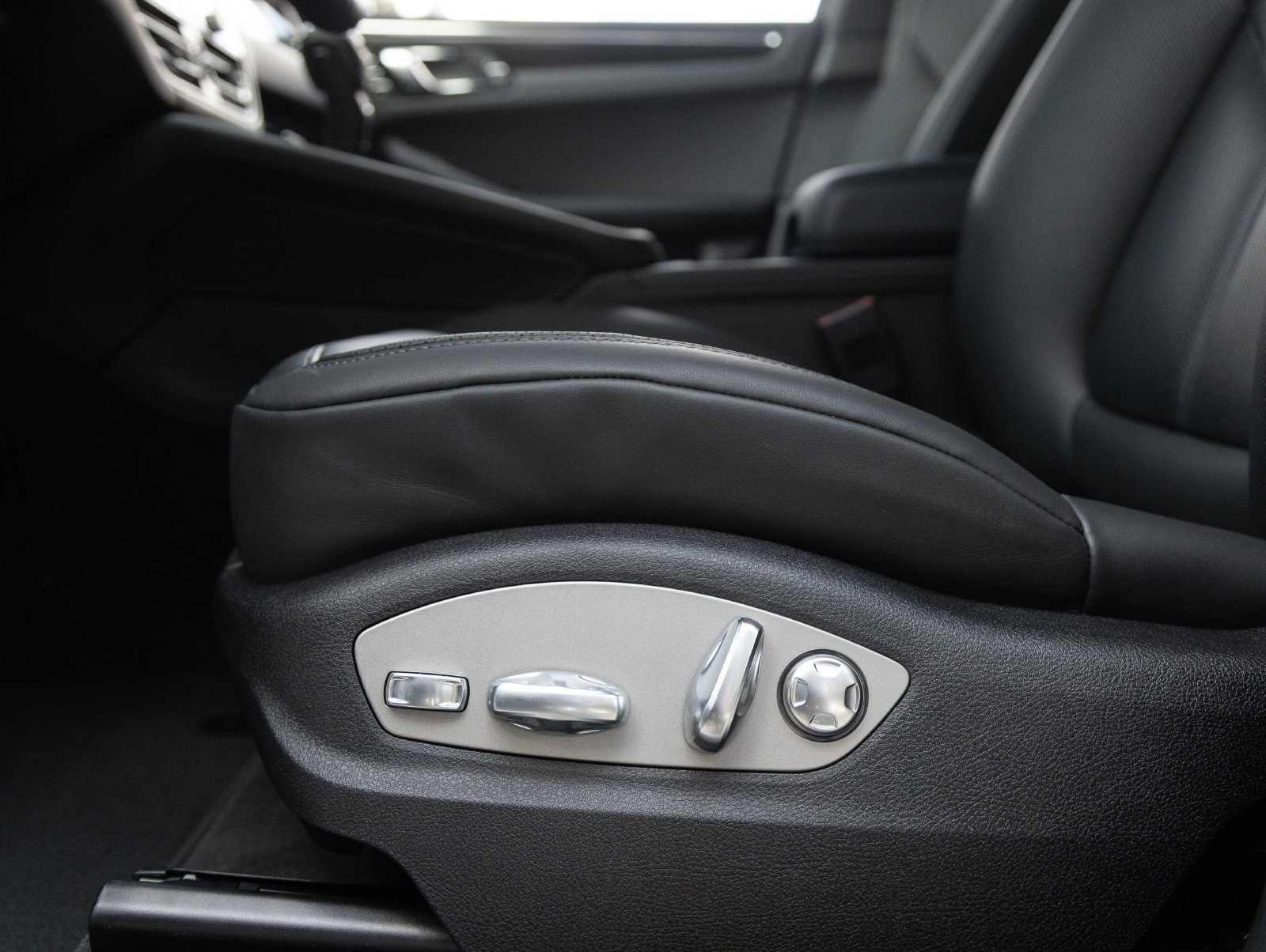 New 2026 Porsche Macan AWD/4WD image 22