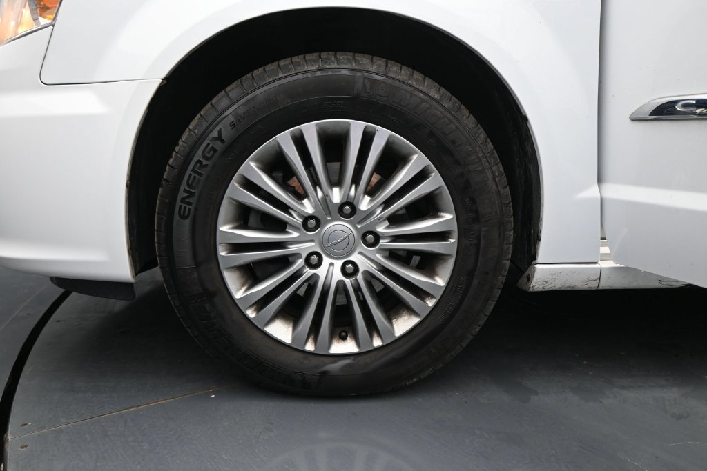 Used 2016 Chrysler Town & Country Touring-L FWD image 30