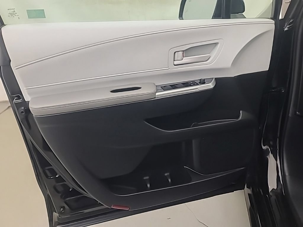 Used 2025 Toyota Sienna LE FWD image 25
