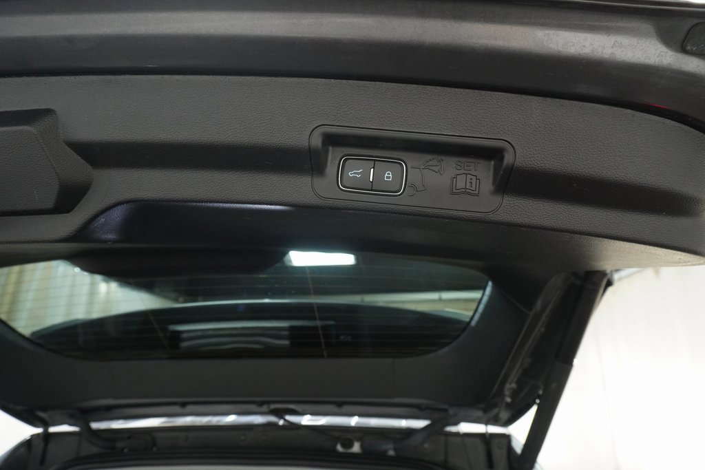 Used 2022 Ford Explorer XLT w/ Equipment Group 202A image 8