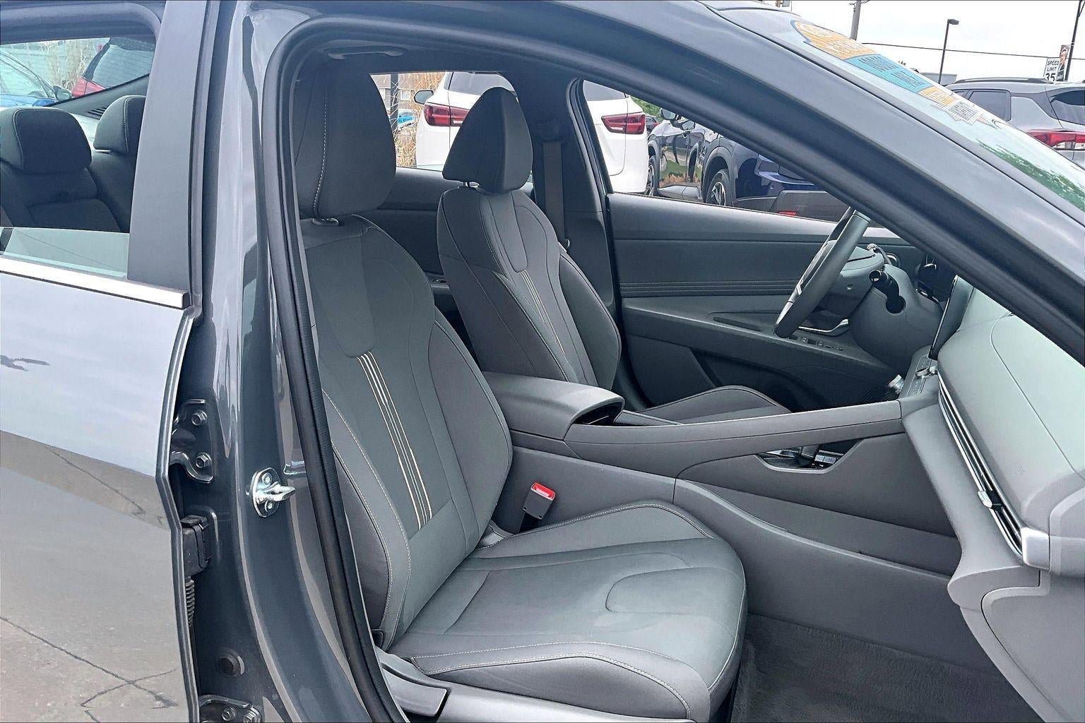 Used 2025 Hyundai Elantra SEL FWD image 29
