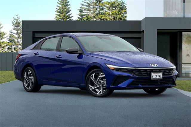 Used 2025 Hyundai Elantra SEL image 2