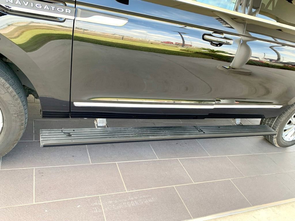 Used 2024 Lincoln Navigator L 4WD image 11