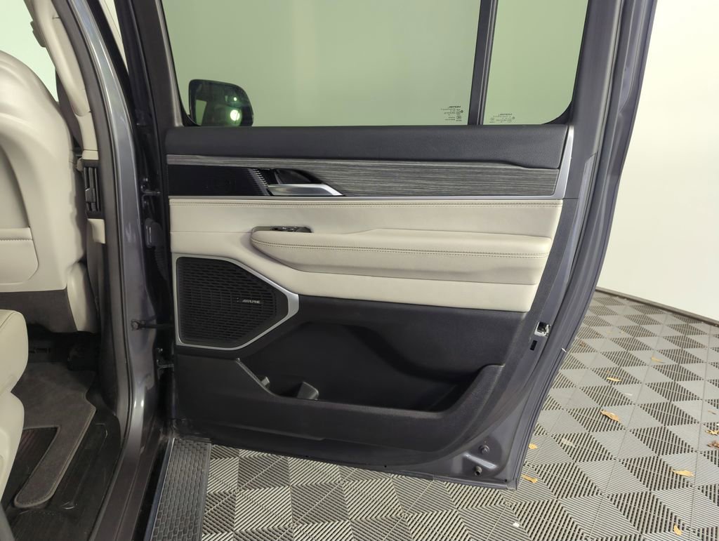 Used 2024 Jeep Wagoneer L Series II image 32