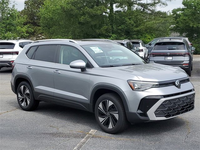 New 2025 Volkswagen Taos SE image 3