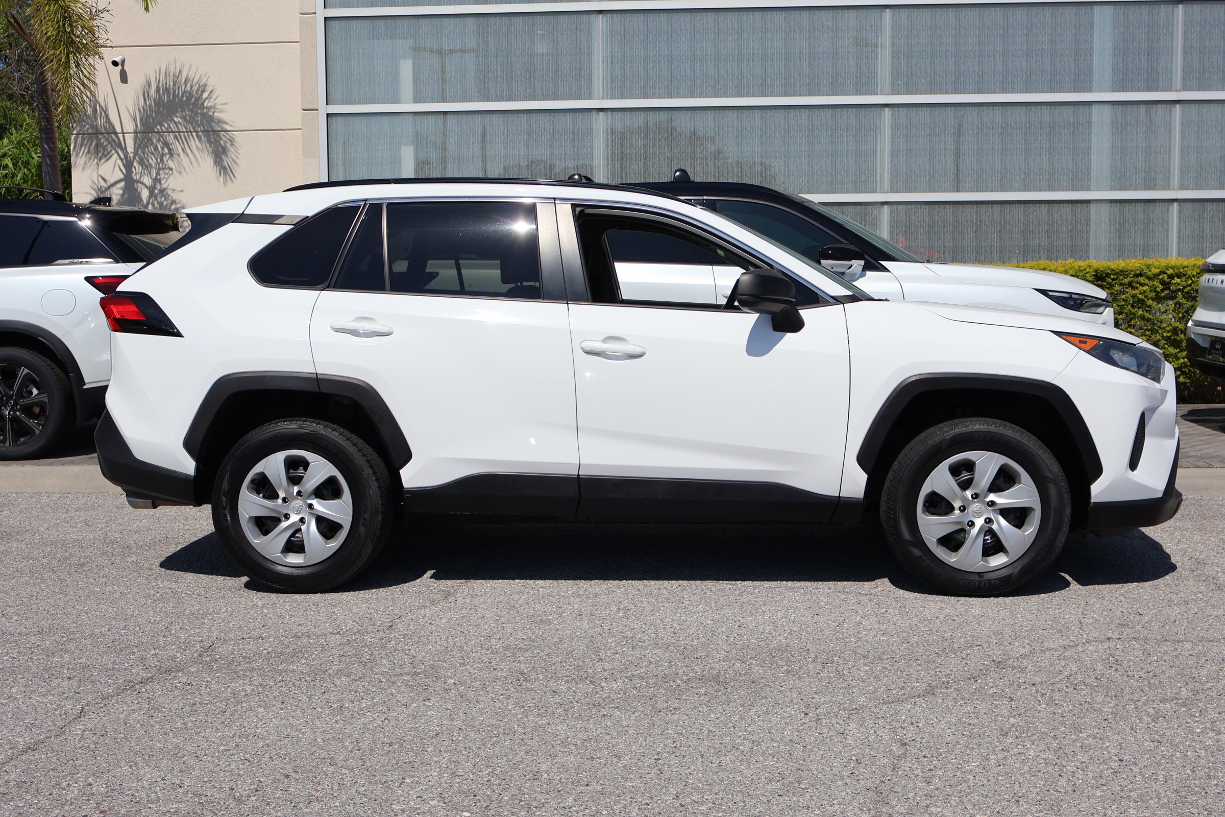 Used 2019 Toyota RAV4 LE FWD image 11