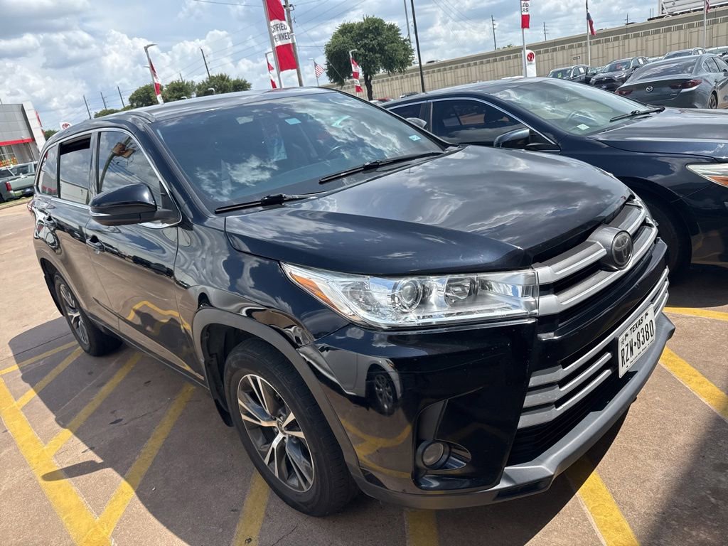 Used 2017 Toyota Highlander Plus AWD/4WD image 2