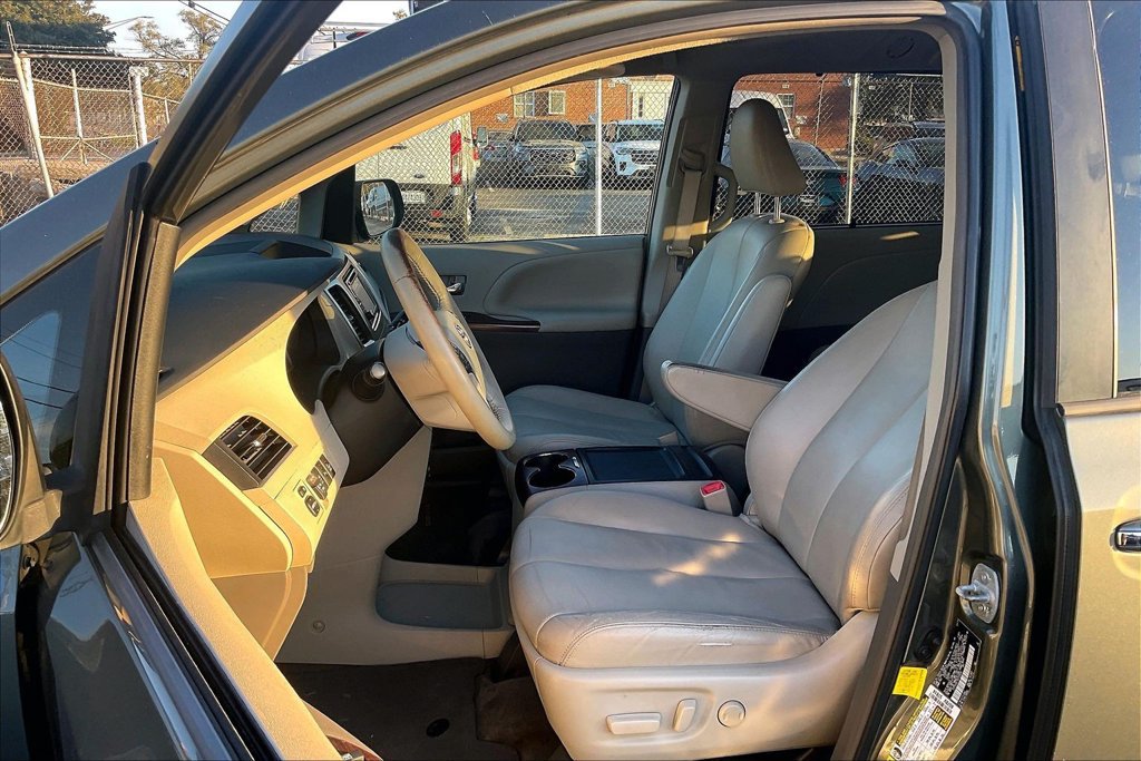 Used 2013 Toyota Sienna XLE FWD image 24
