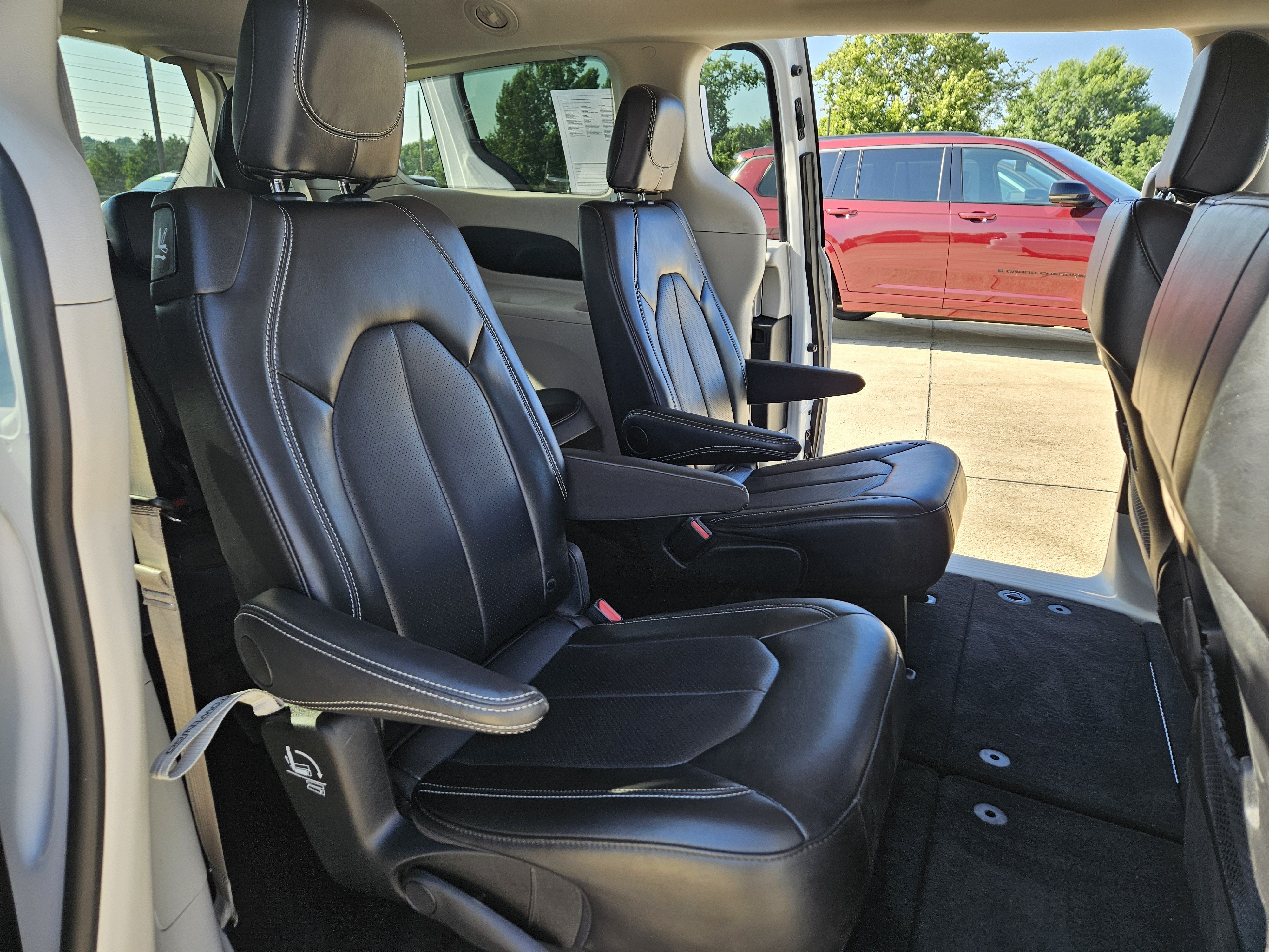 Used 2024 Chrysler Pacifica Touring-L FWD image 19
