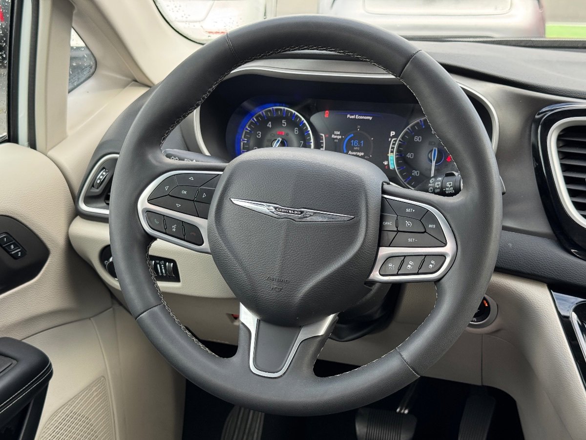 Used 2023 Chrysler Pacifica Touring-L FWD image 25