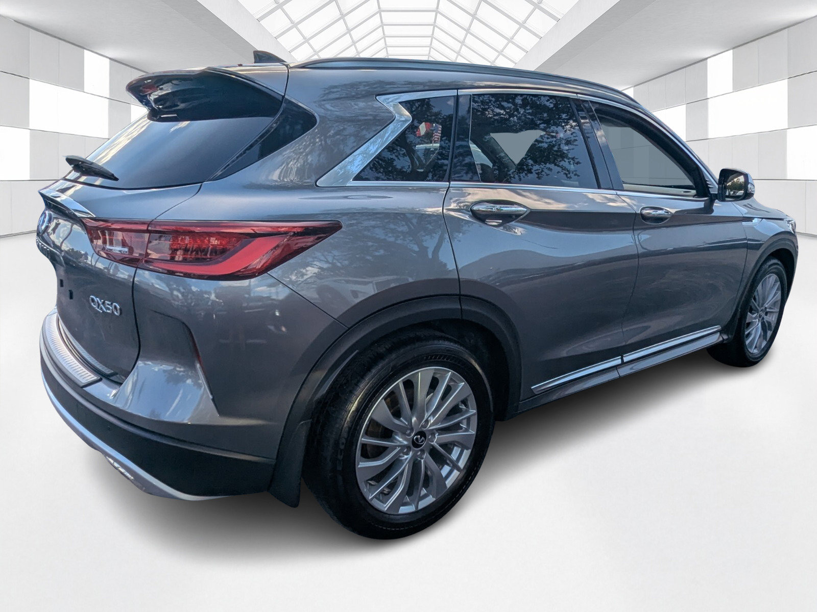 Used 2023 INFINITI QX50 Luxe w/ Accent Package FWD image 7