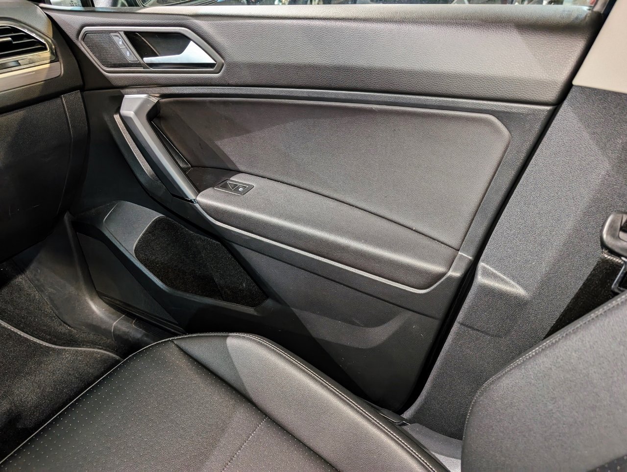 Used 2019 Volkswagen Tiguan SEL image 40