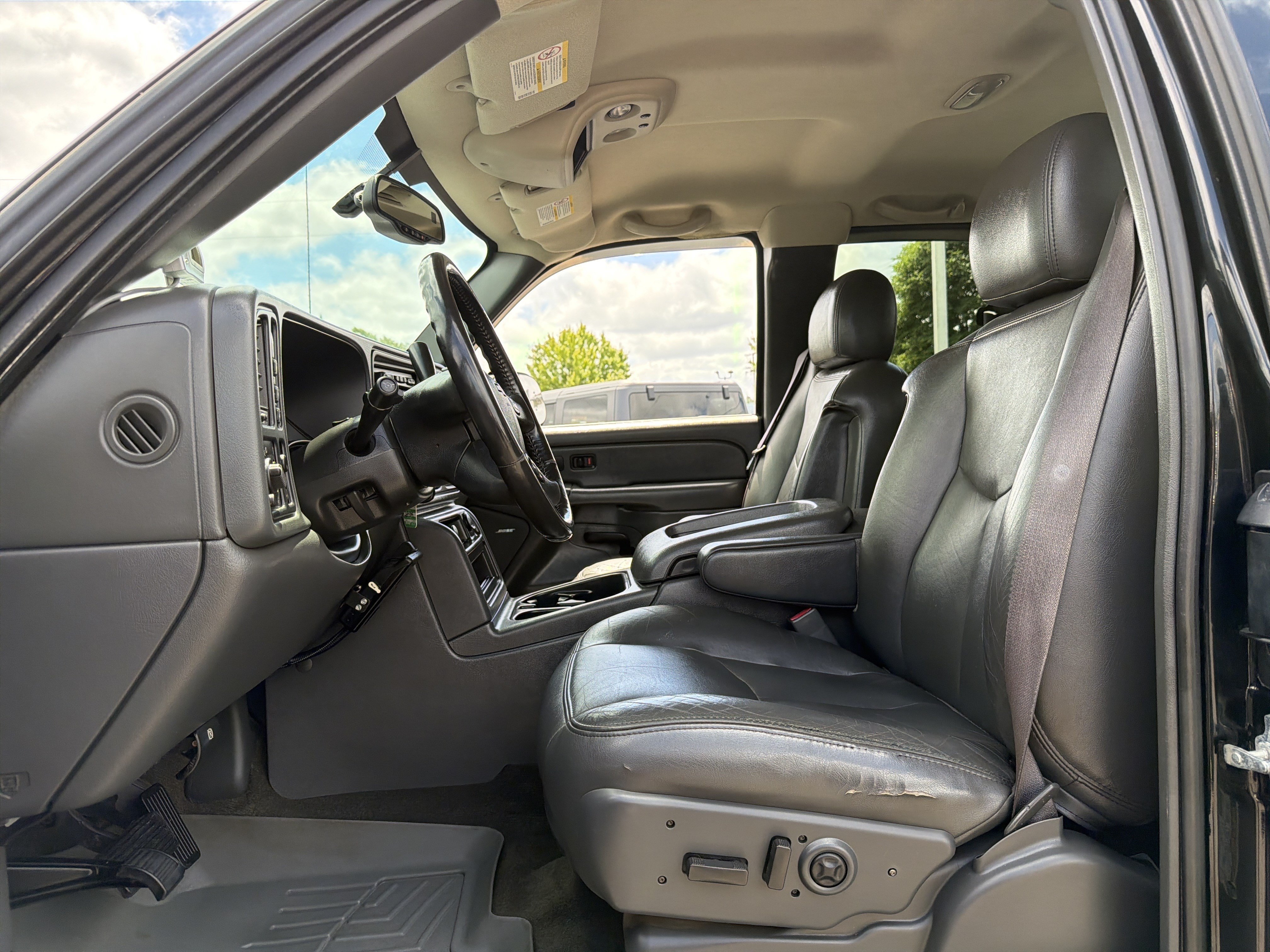 Used 2005 Chevrolet Silverado 2500 LT w/ Heavy-Duty Power Package AWD/4WD image 10