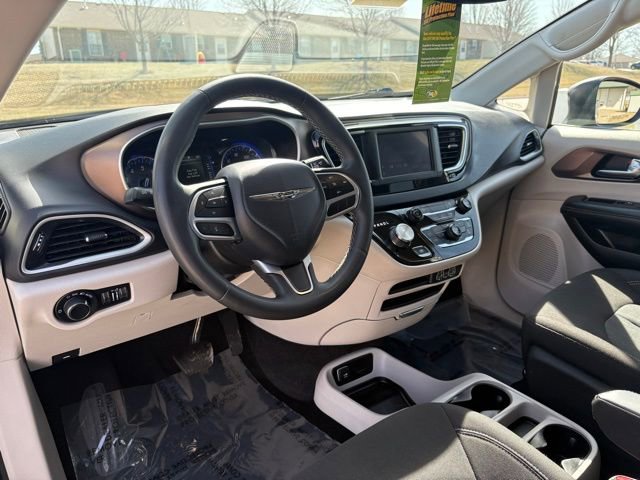 Used 2023 Chrysler Voyager LX image 9