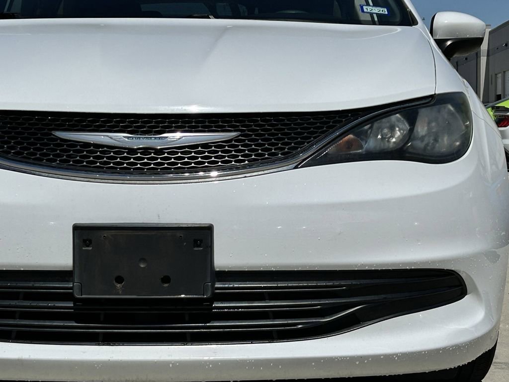 Used 2017 Chrysler Pacifica Touring w/ Tire & Wheel Group image 9