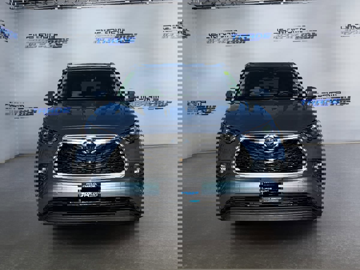 Used 2022 Toyota Highlander XLE image 2