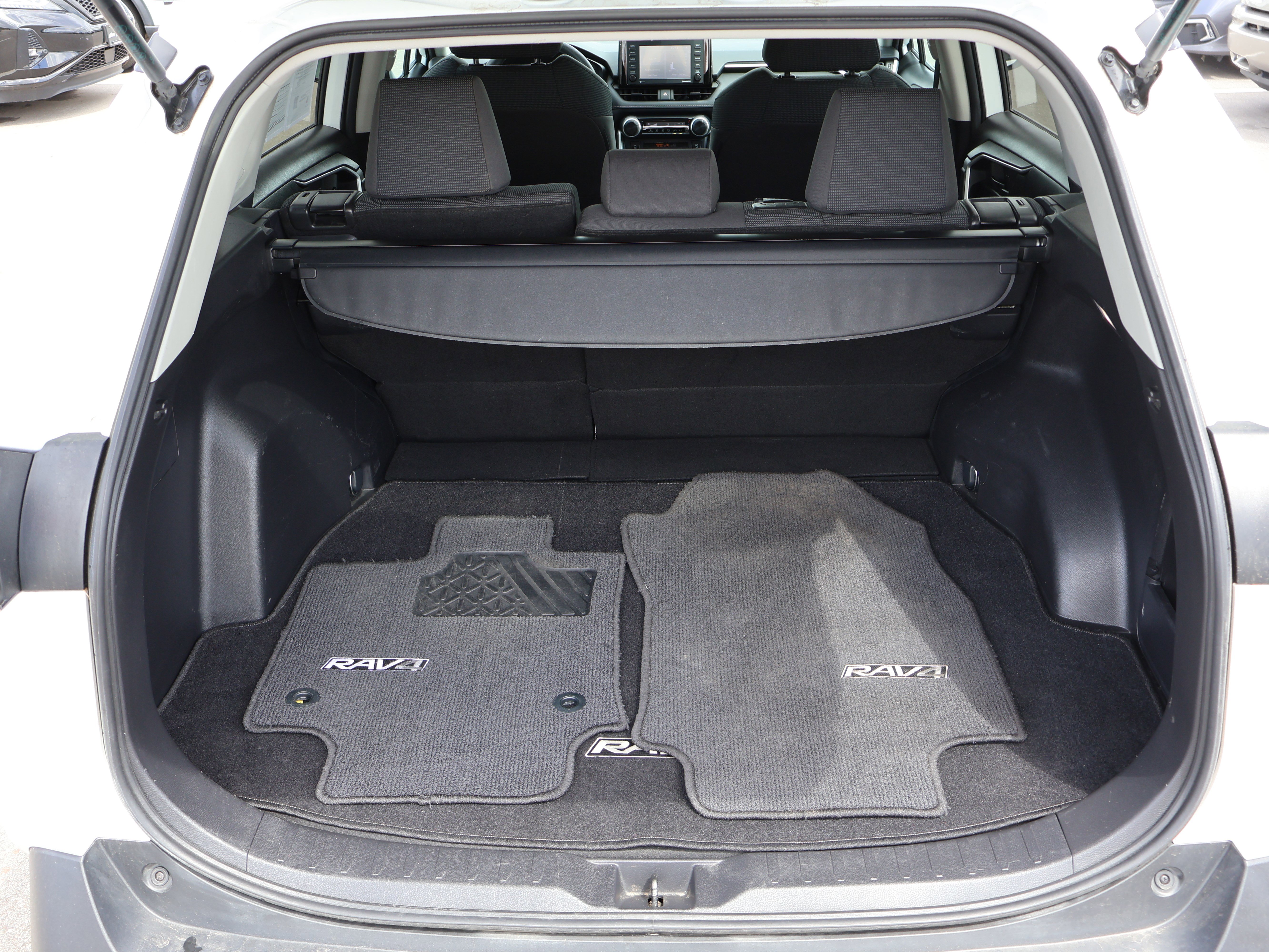 Used 2022 Toyota RAV4 LE w/ Carpet Mat Package (TMS) AWD/4WD image 14