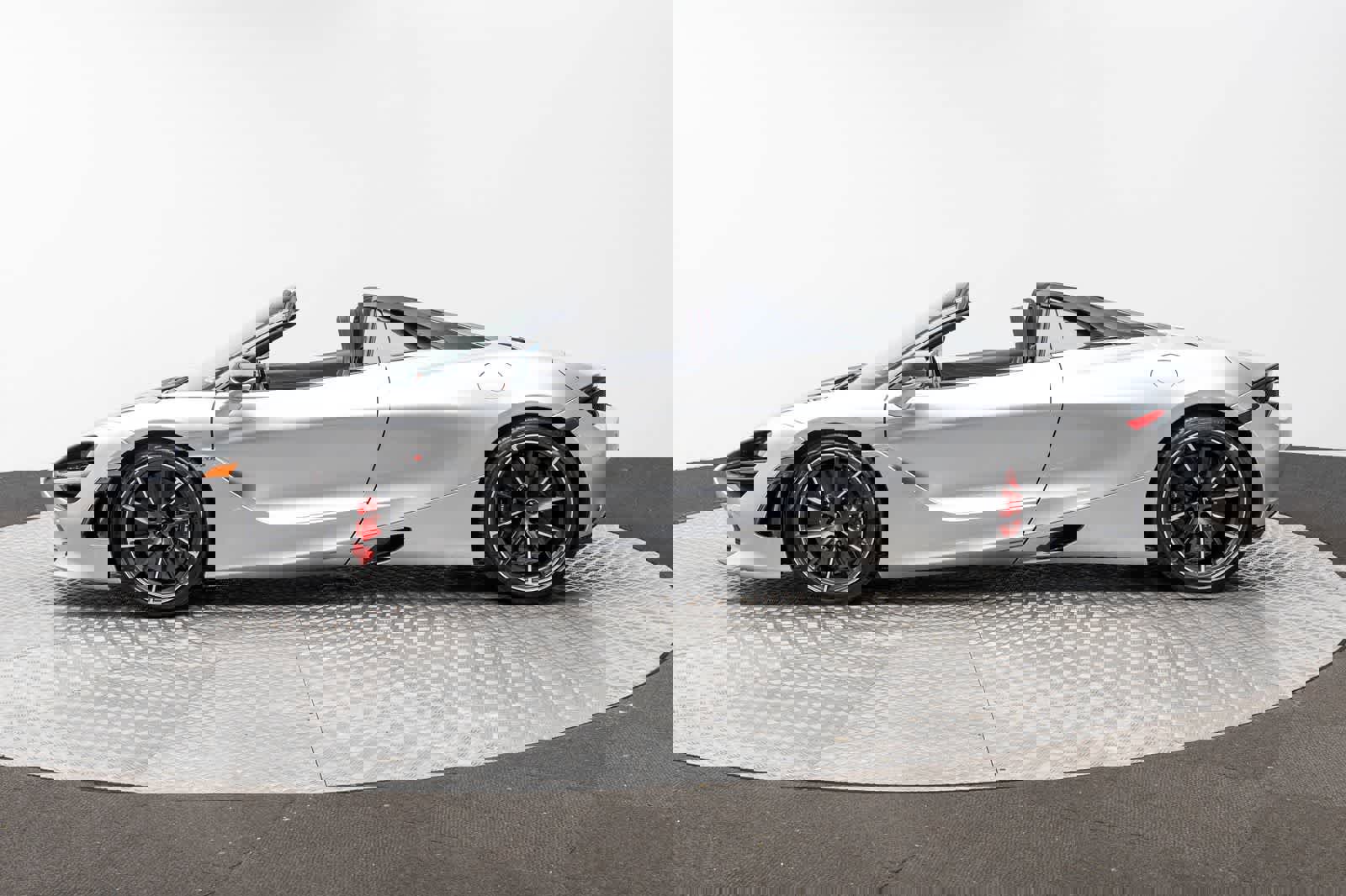 Used 2022 McLaren 720S Spider image 3