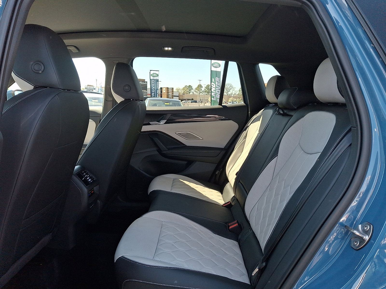 Certified 2025 Volkswagen Tiguan SEL R-Line AWD/4WD image 10