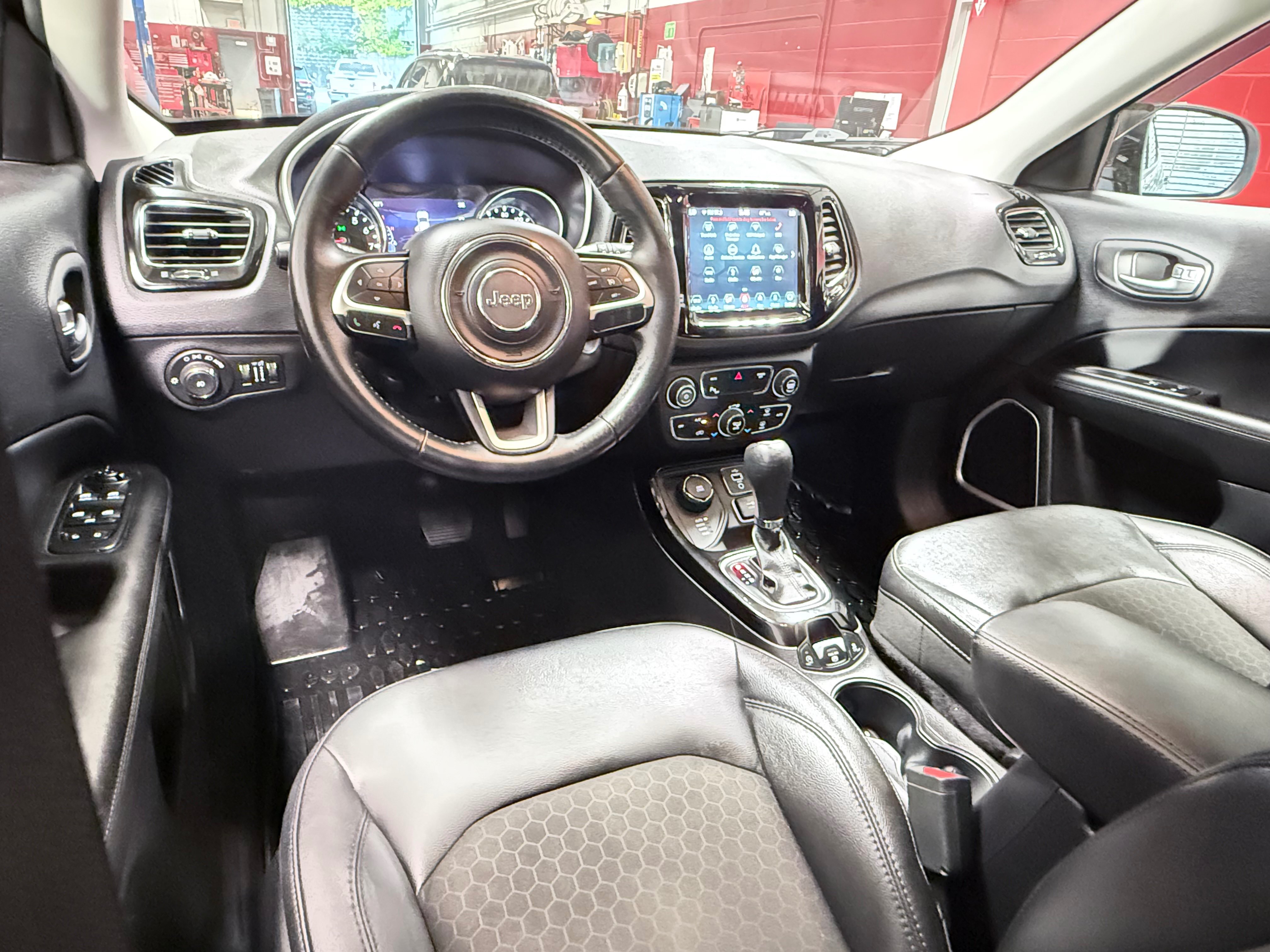 Used 2018 Jeep Compass Latitude w/ Popular Equipment Group AWD/4WD image 19