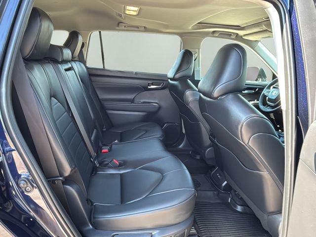 Used 2025 Toyota Highlander XLE FWD image 12