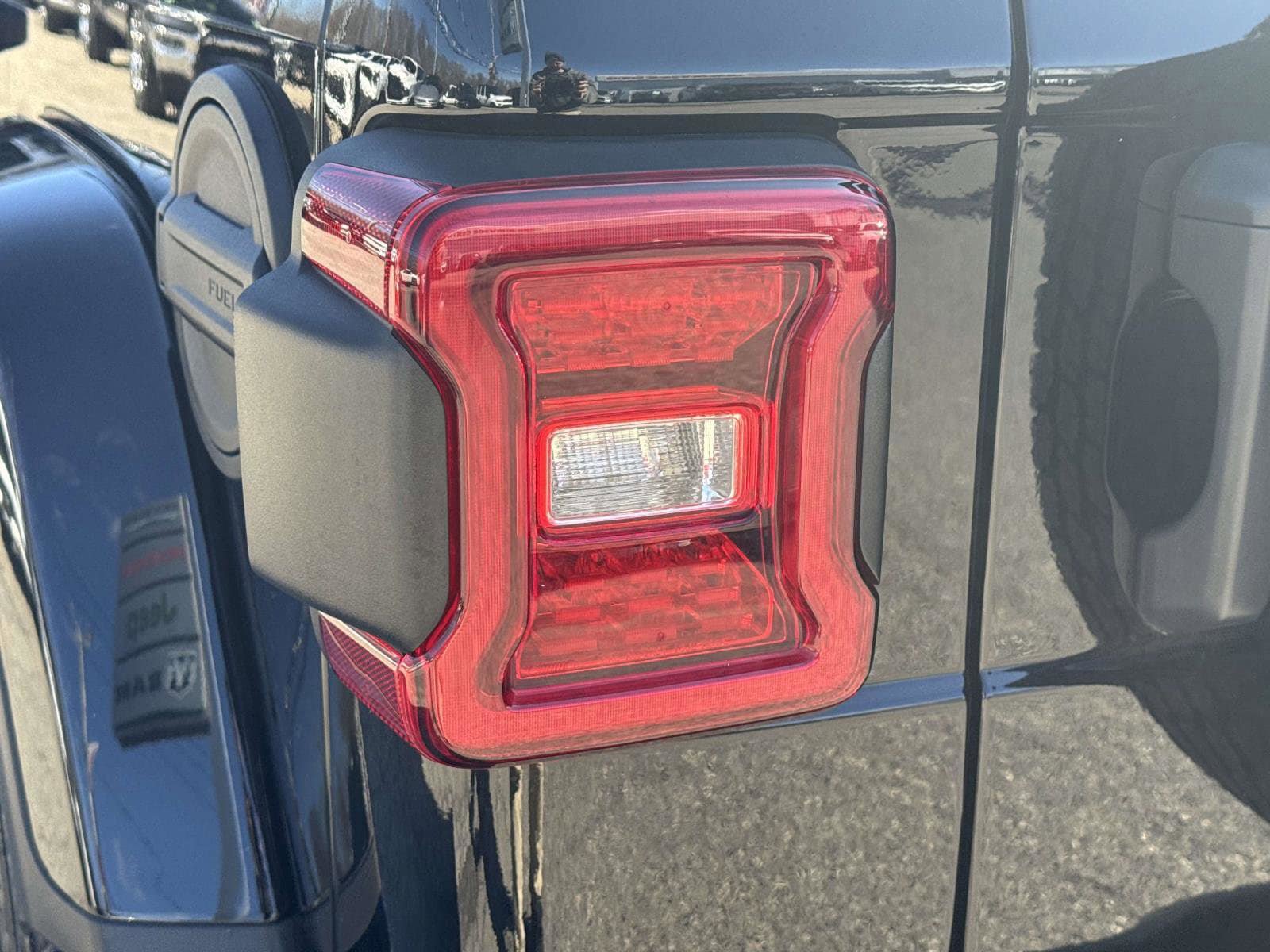 Used 2022 Jeep Wrangler Unlimited Sahara w/ LED Lighting Group AWD/4WD image 11