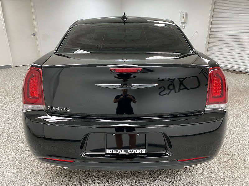Used 2022 Chrysler 300 Touring w/ Sport Appearance Package image 6