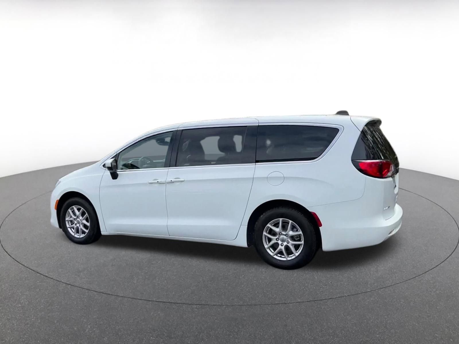 Used 2023 Chrysler Voyager LX image 10