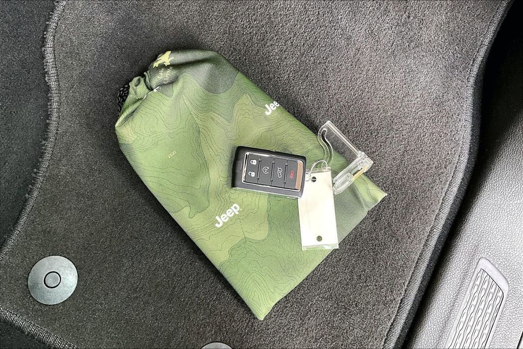 Used 2024 Jeep Grand Cherokee Limited image 10