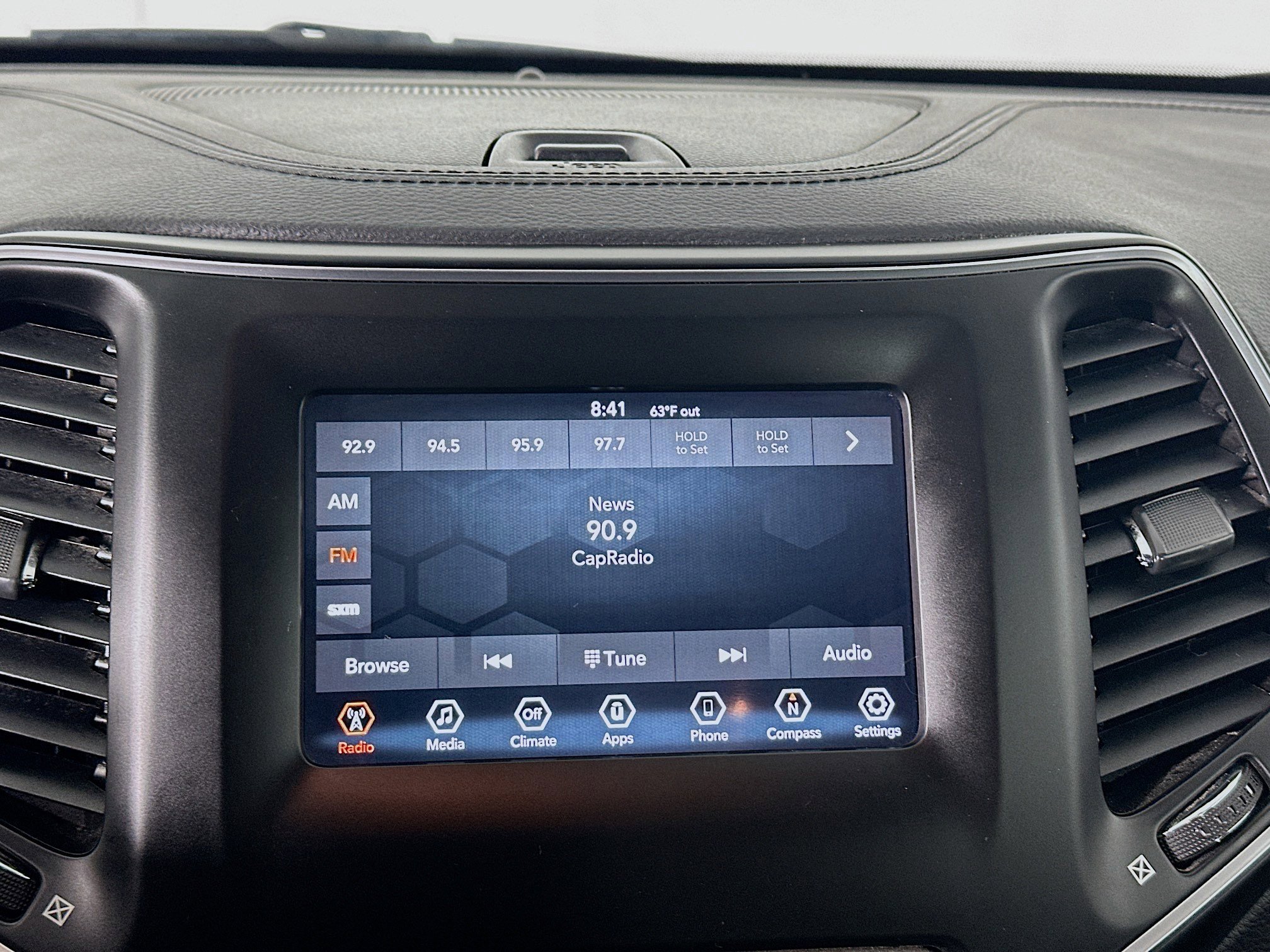 Used 2019 Jeep Cherokee Latitude Plus w/ Comfort/Convenience Group image 19