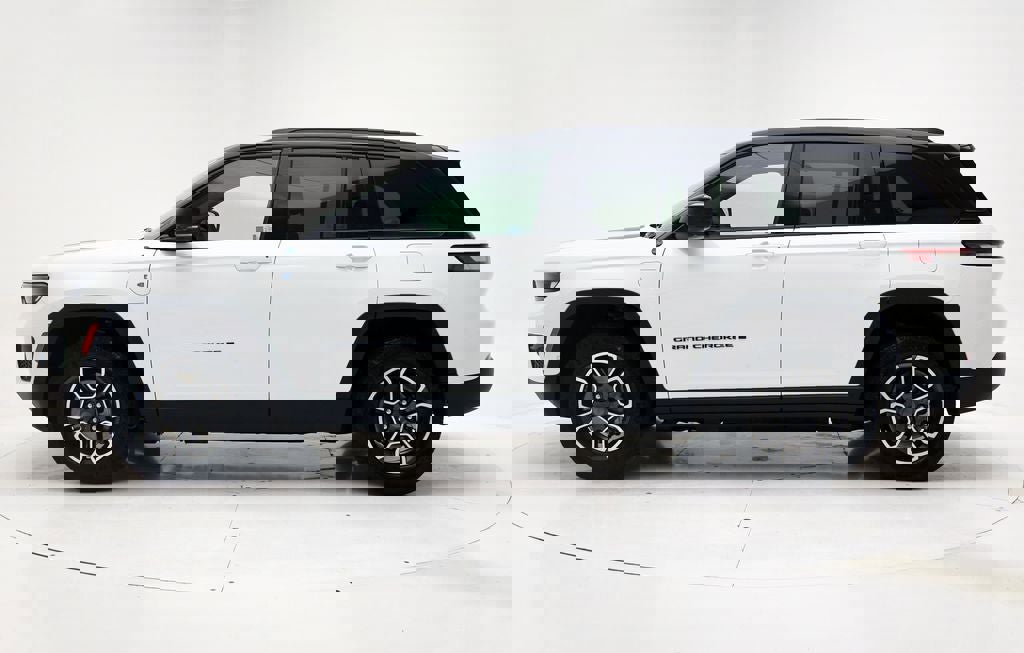 Used 2022 Jeep Grand Cherokee Trailhawk w/ Advanced Protech Group II AWD/4WD image 5