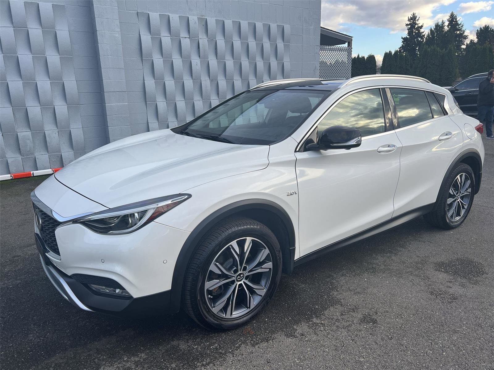 Used 2018 INFINITI QX30 Premium w/ Cargo Package image 2