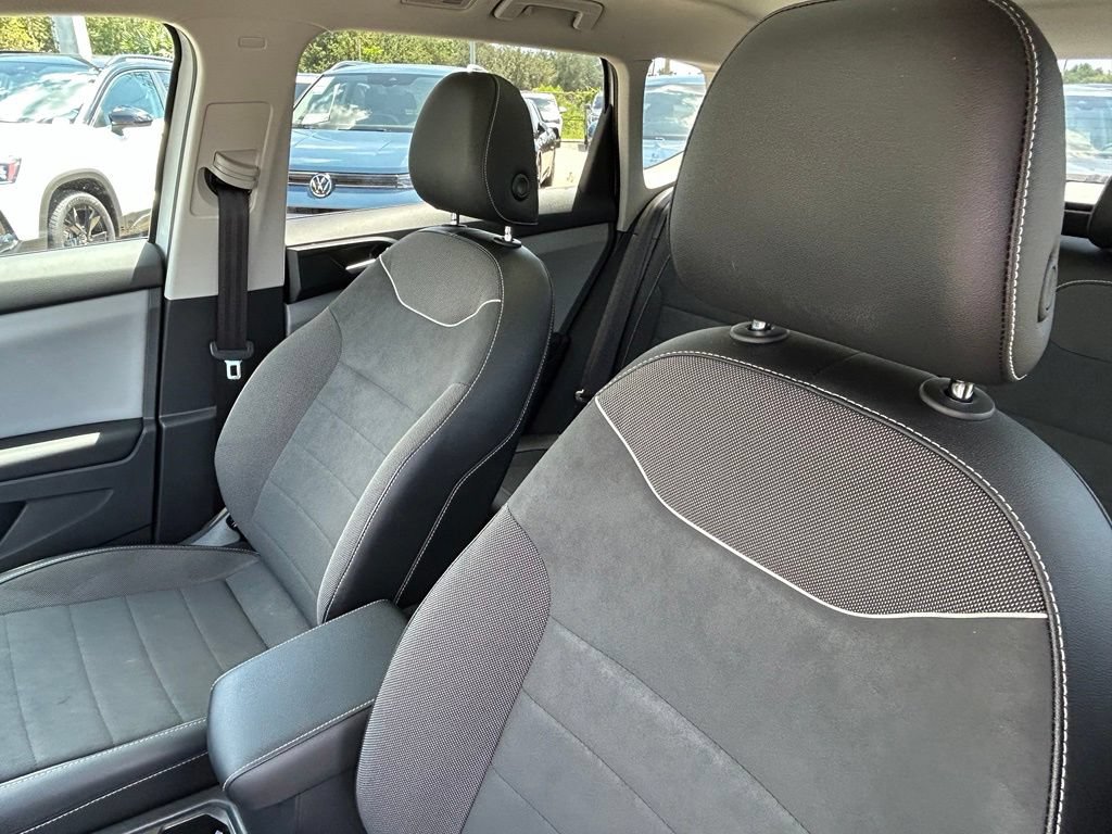 Certified 2023 Volkswagen Taos SE w/ Panoramic Sunroof Package FWD image 16
