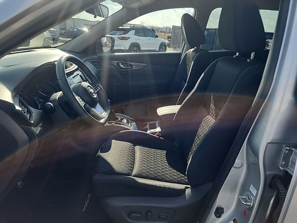 Used 2018 Nissan Rogue SV w/ Premium Package image 13