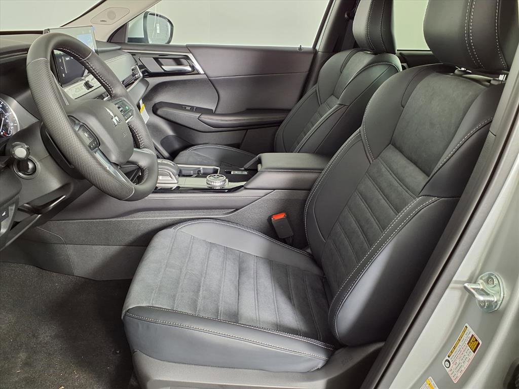 New 2025 Mitsubishi Outlander SE image 19