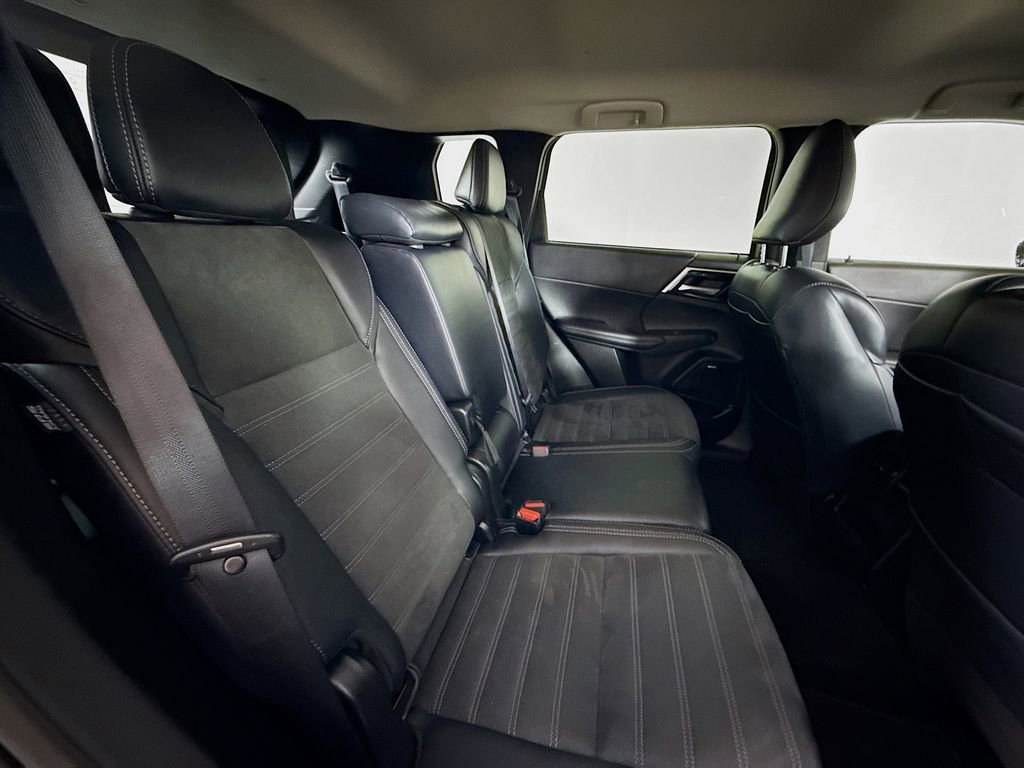 Used 2025 Mitsubishi Outlander SE image 29