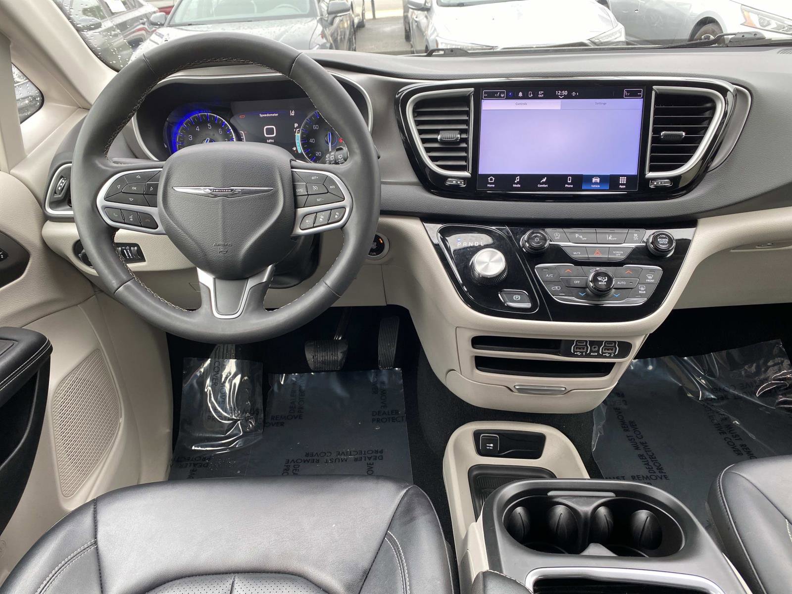 Used 2024 Chrysler Pacifica Touring-L FWD image 10