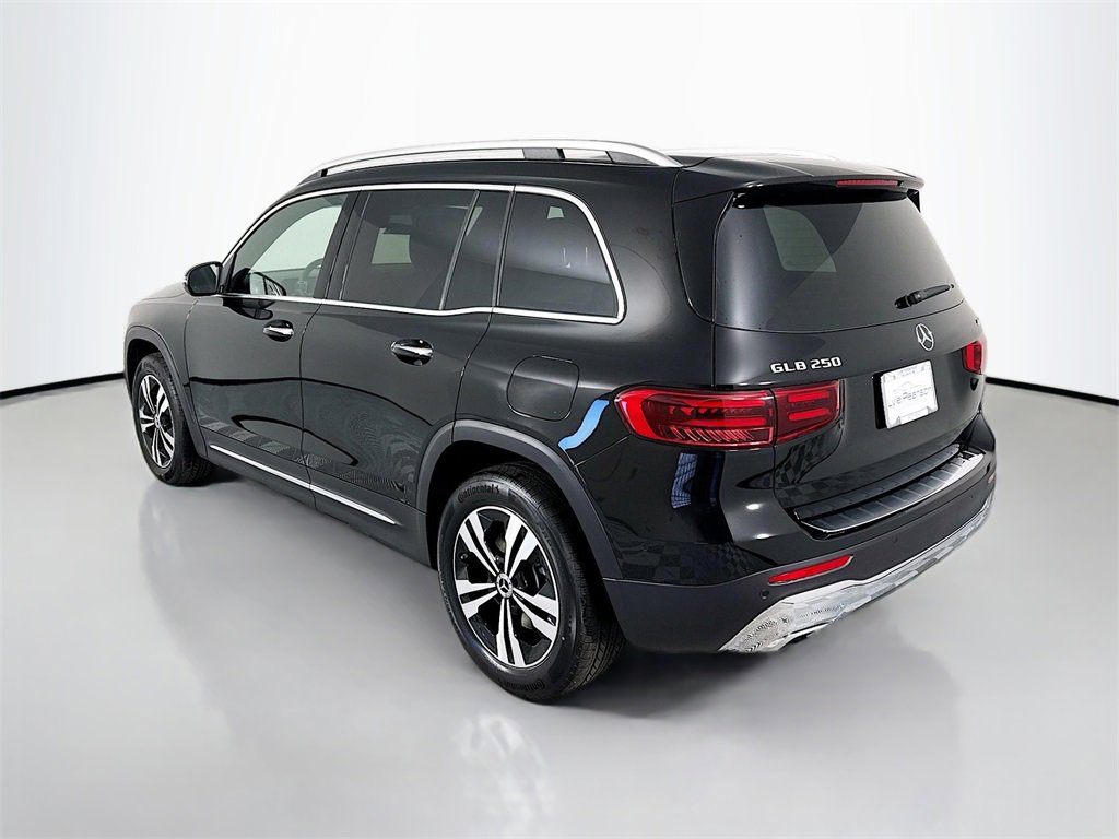 Used 2025 Mercedes-Benz GLB 250 4MATIC image 3