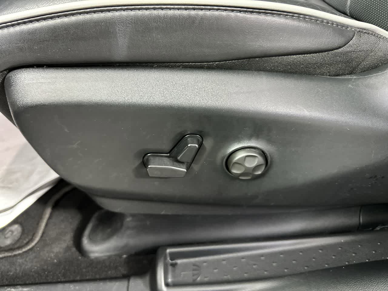 Used 2025 Chrysler Pacifica Limited FWD image 21