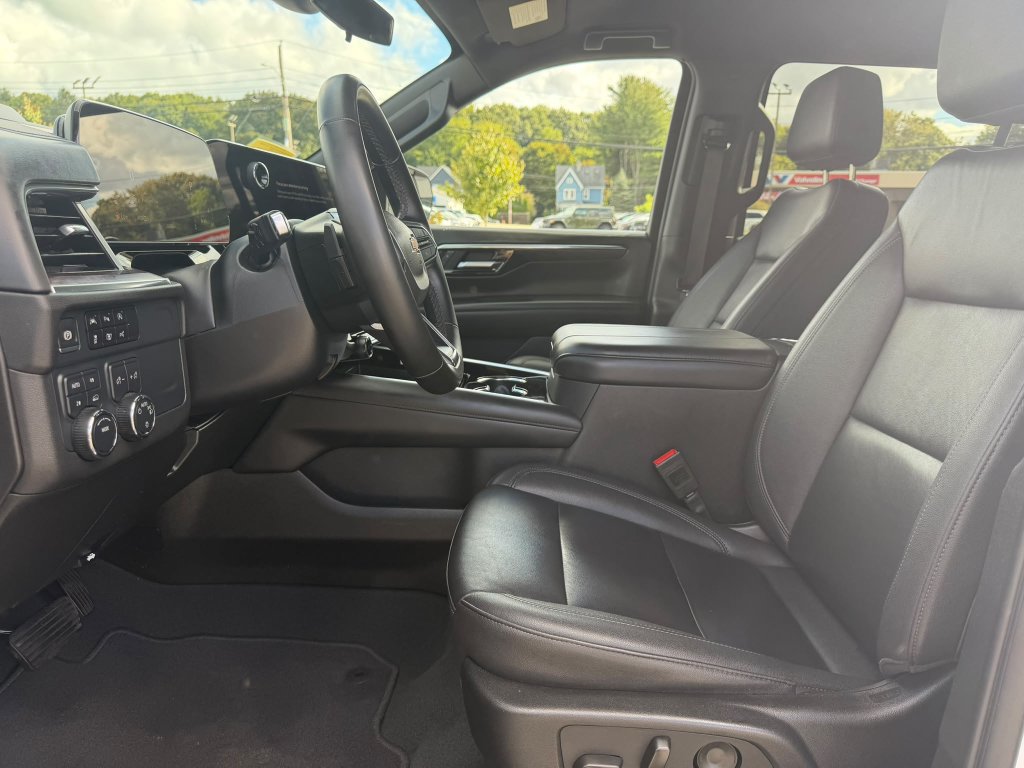 Used 2025 Chevrolet Suburban LT AWD/4WD image 8