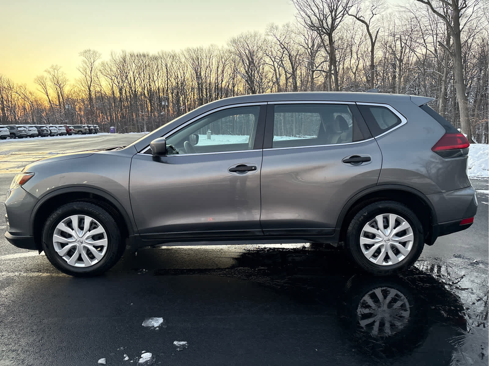 Used 2018 Nissan Rogue S image 2