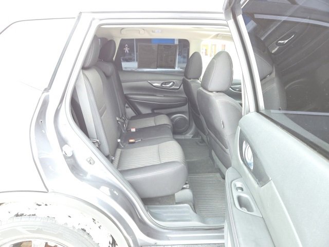 Used 2017 Nissan Rogue SV image 48