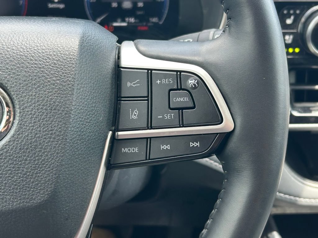 Certified 2024 Toyota Highlander Platinum FWD image 44