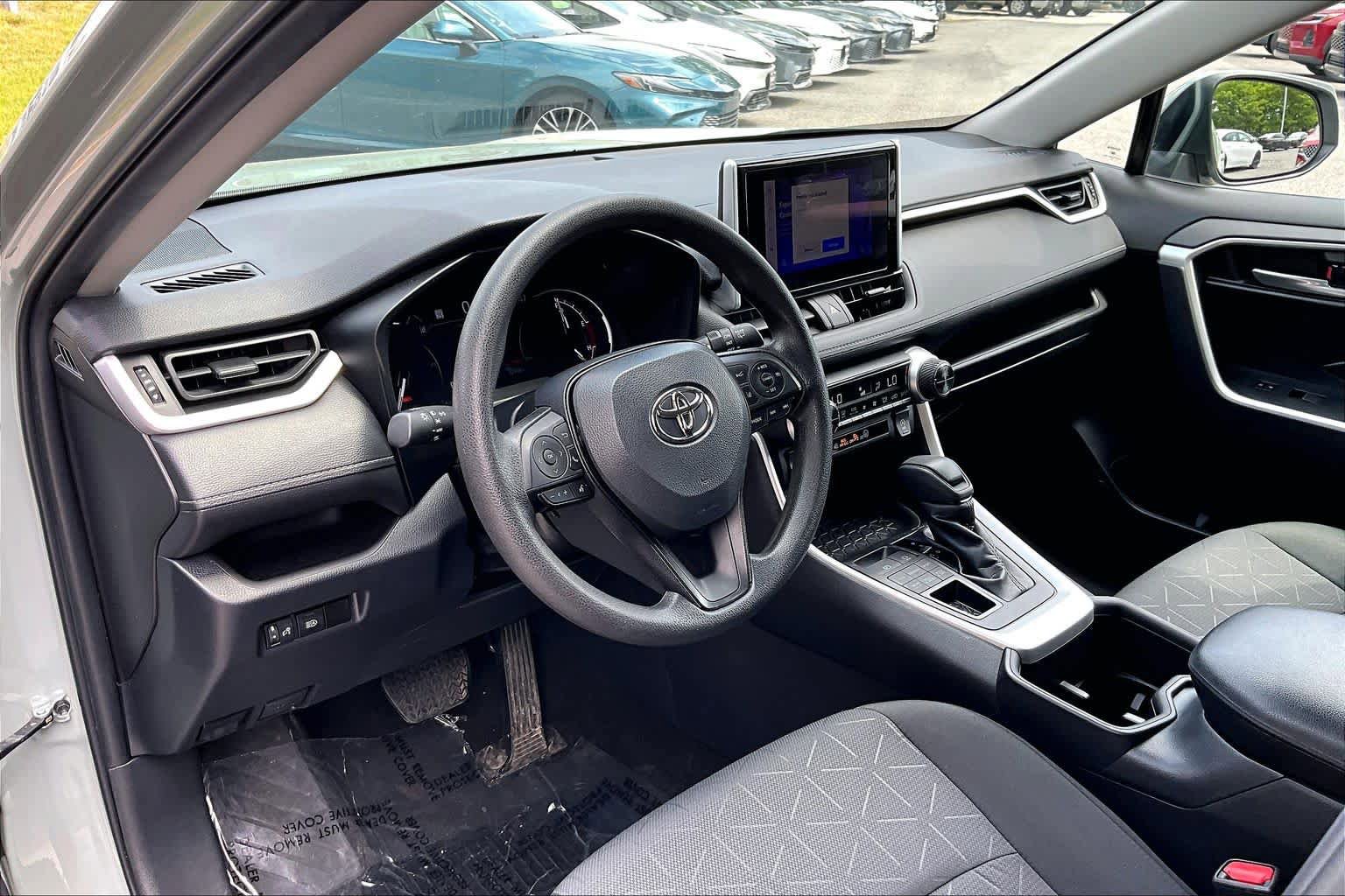 Used 2023 Toyota RAV4 XLE AWD/4WD image 17