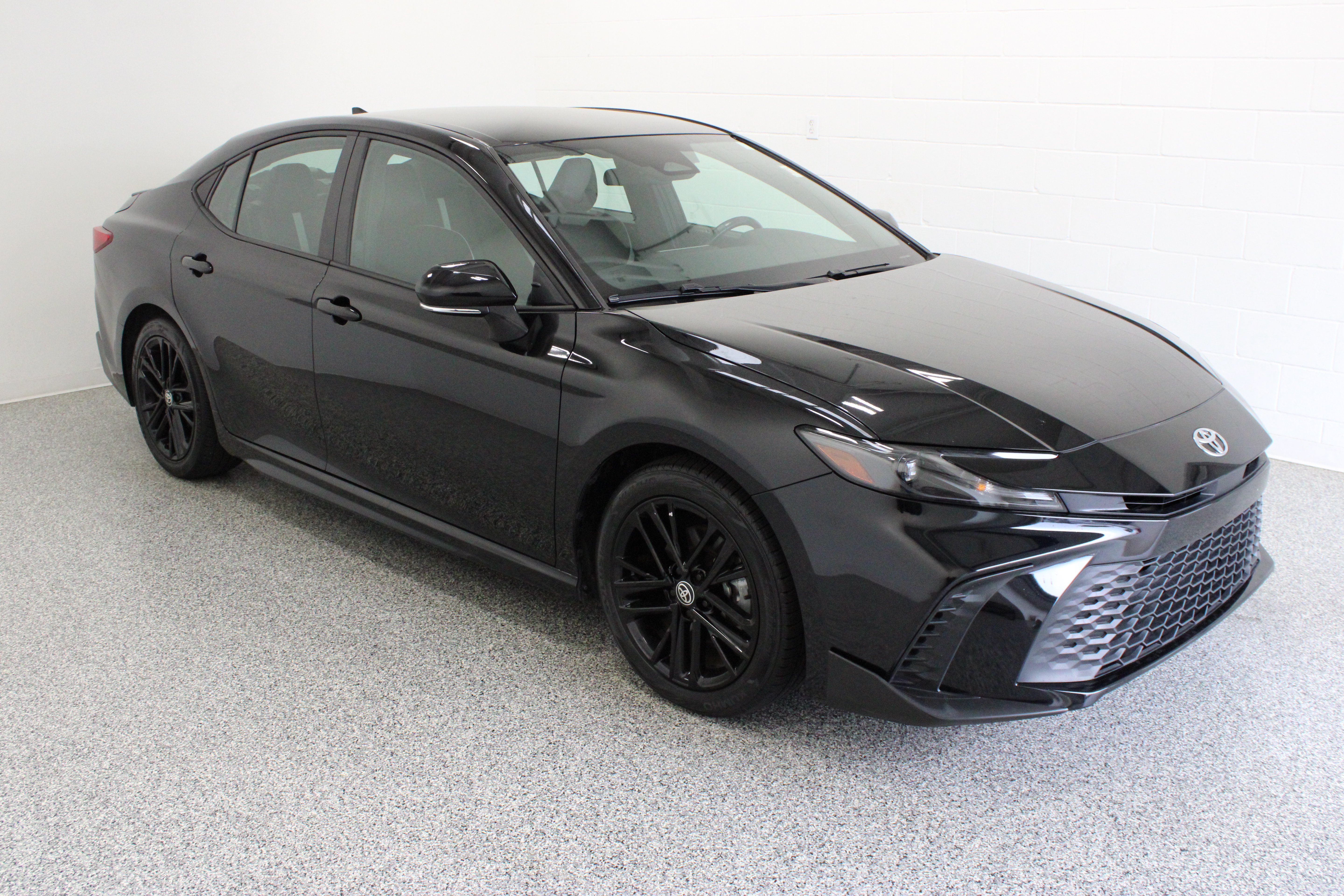 Used 2025 Toyota Camry SE FWD image 4