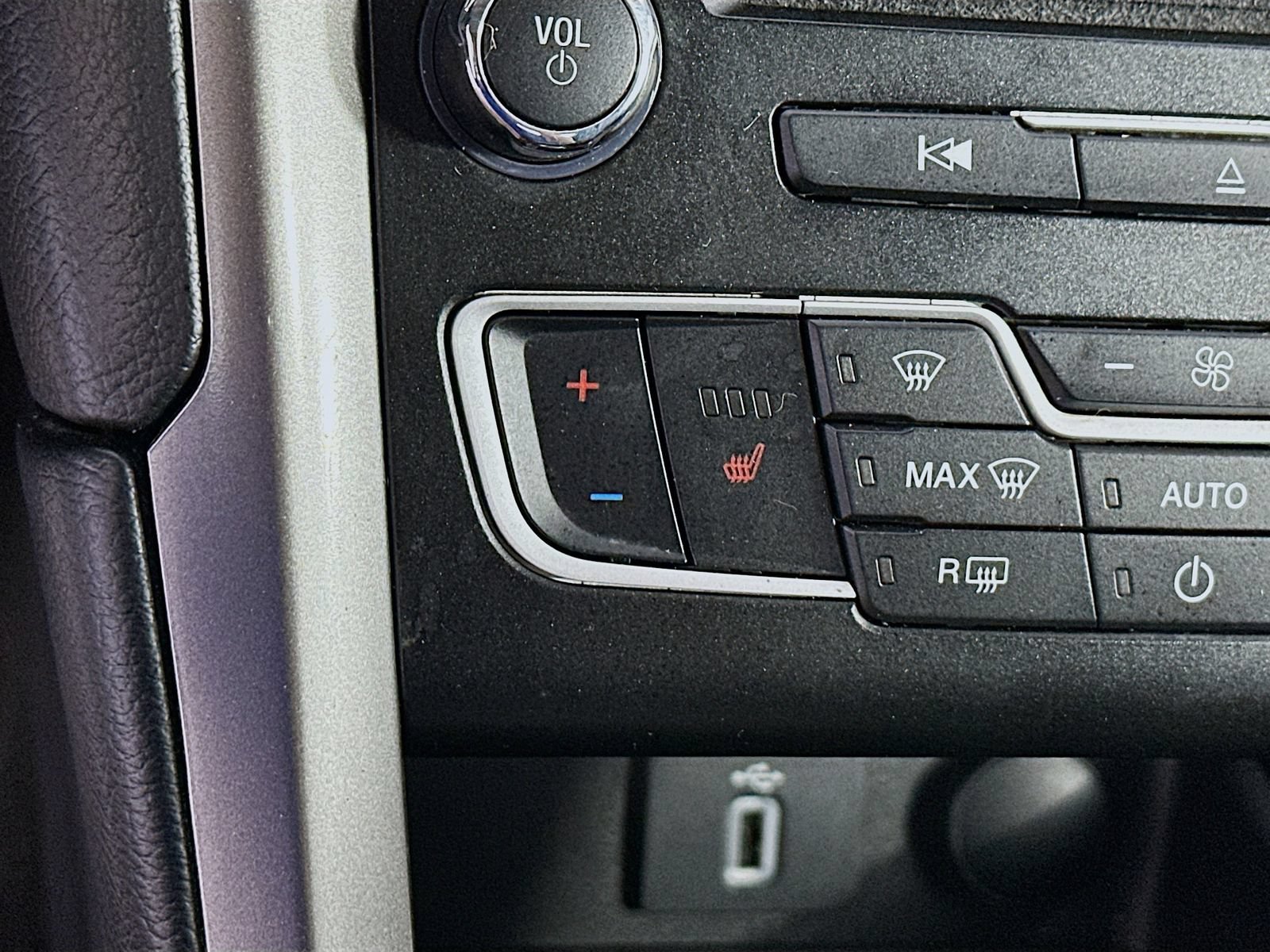 Used 2017 Ford Fusion SE w/ Fusion SE Technology Package FWD image 19