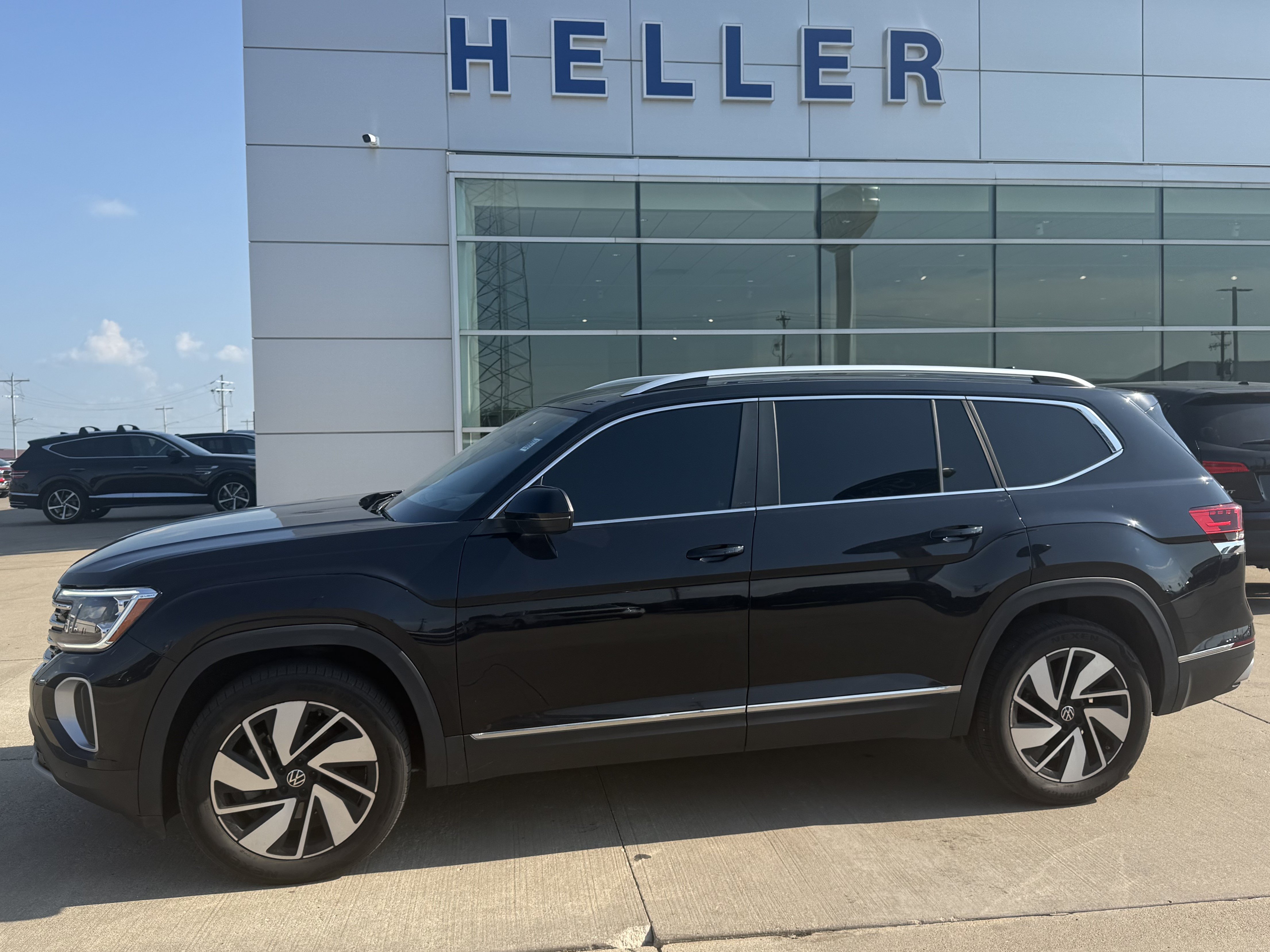 Used 2024 Volkswagen Atlas SEL AWD/4WD image 3
