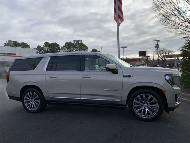 Used 2021 GMC Yukon XL Denali w/ Denali Premium Package image 9