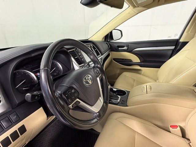 Used 2017 Toyota Highlander XLE w/ Carpet Mat Package FWD image 17