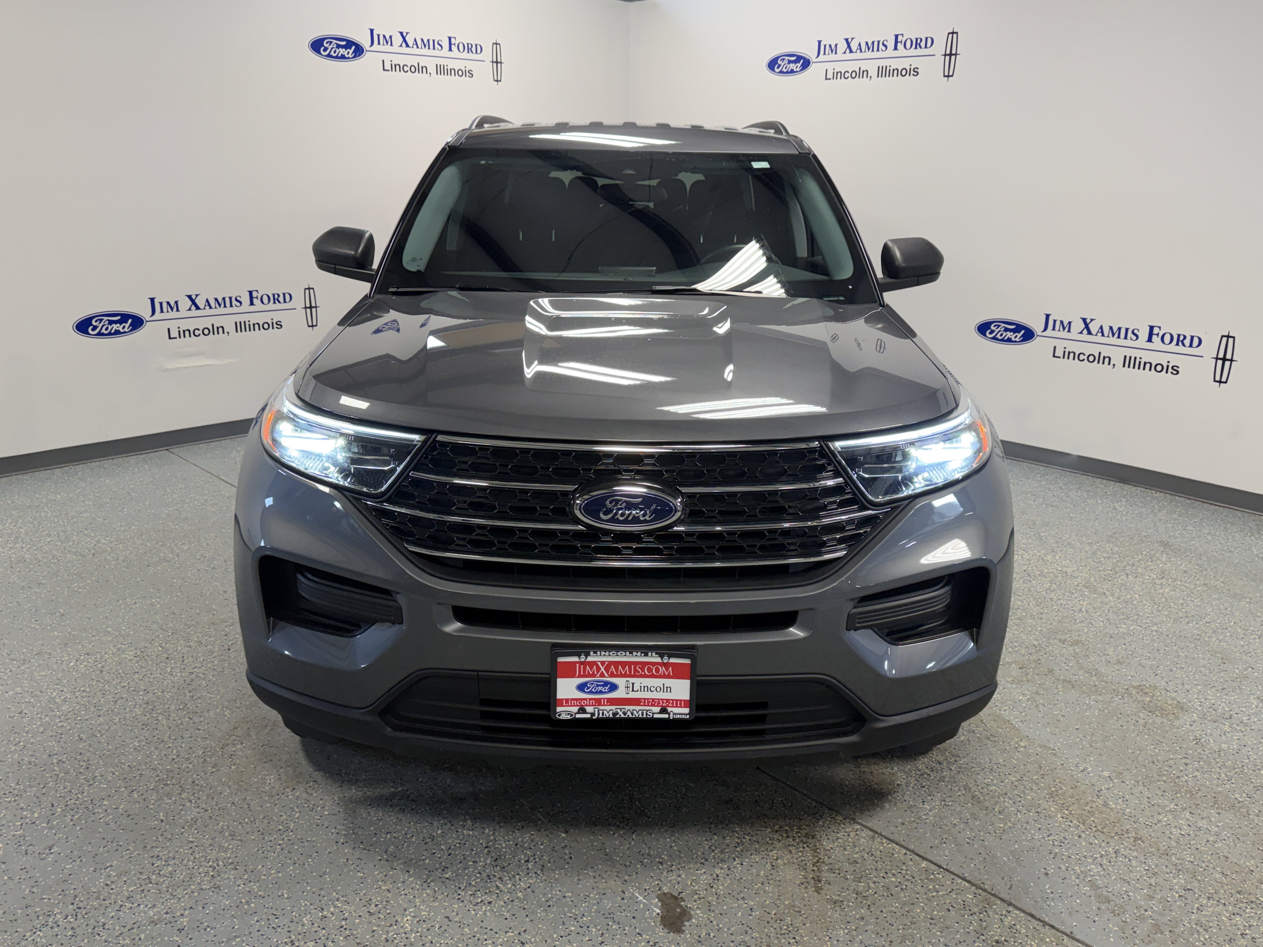 Used 2024 Ford Explorer XLT AWD/4WD image 2